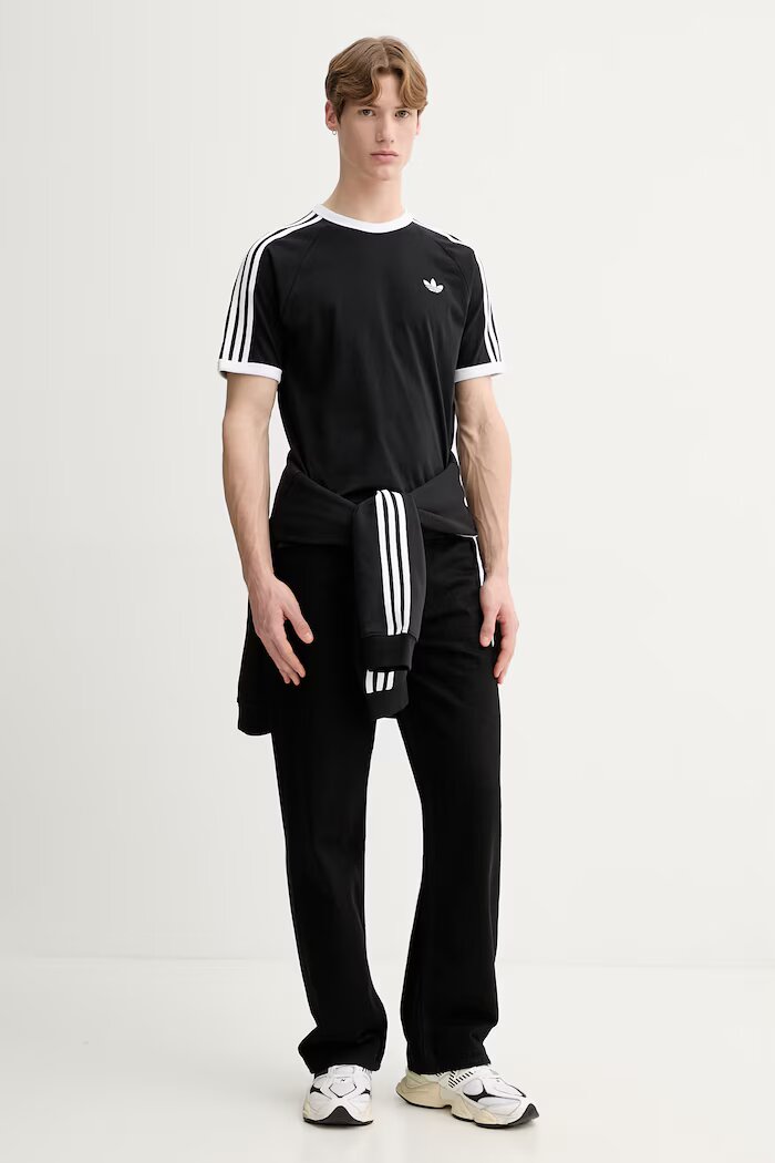 adidas Originals Памучна тениска в черно с апликация KE3538
