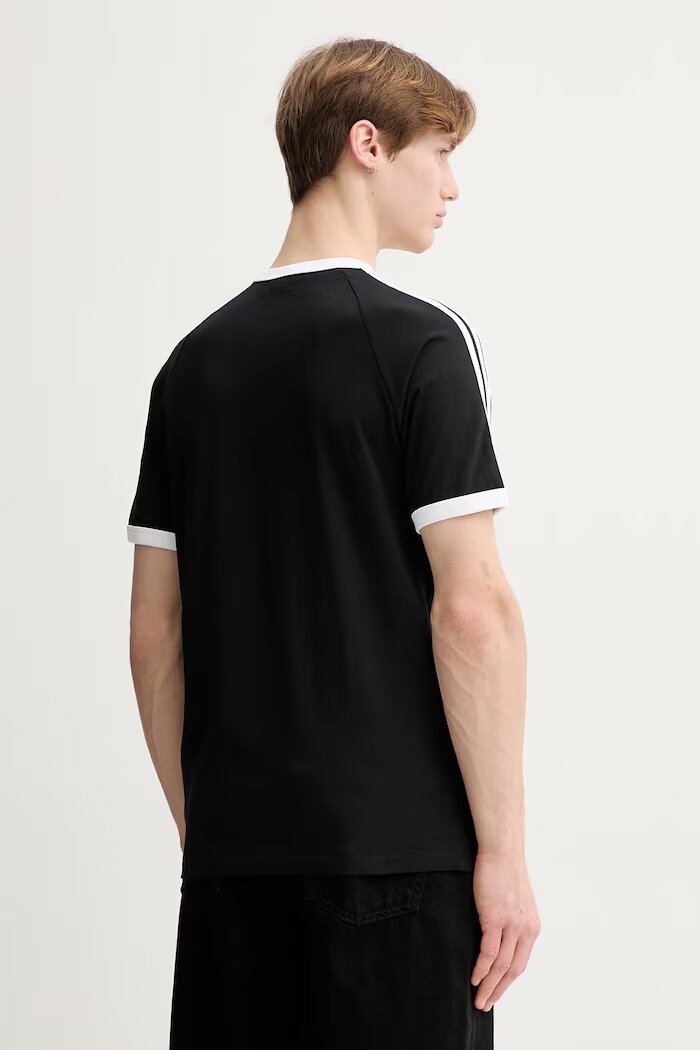 adidas Originals Памучна тениска в черно с апликация KE3538