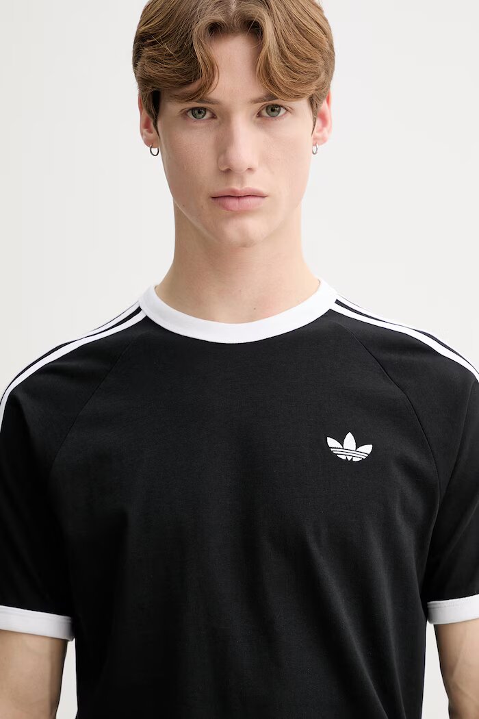 adidas Originals Памучна тениска в черно с апликация KE3538
