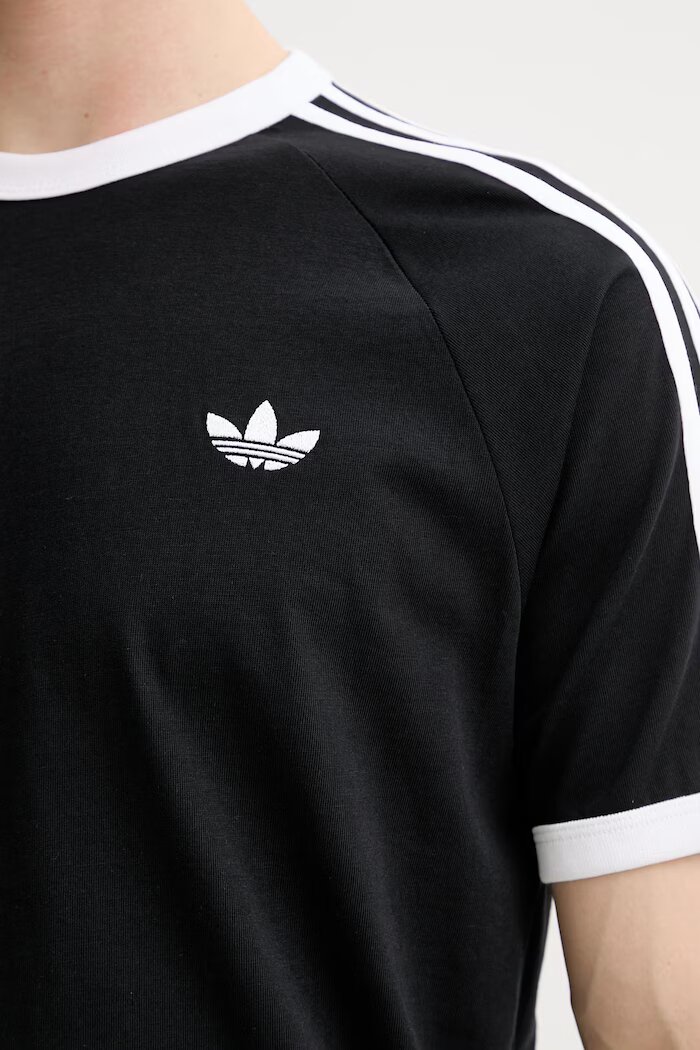 adidas Originals Памучна тениска в черно с апликация KE3538