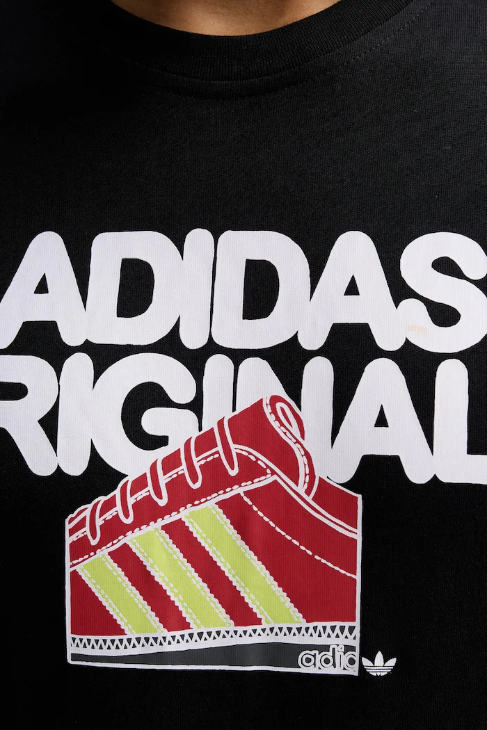 adidas Originals Памучна тениска в черно с принт KQ9827