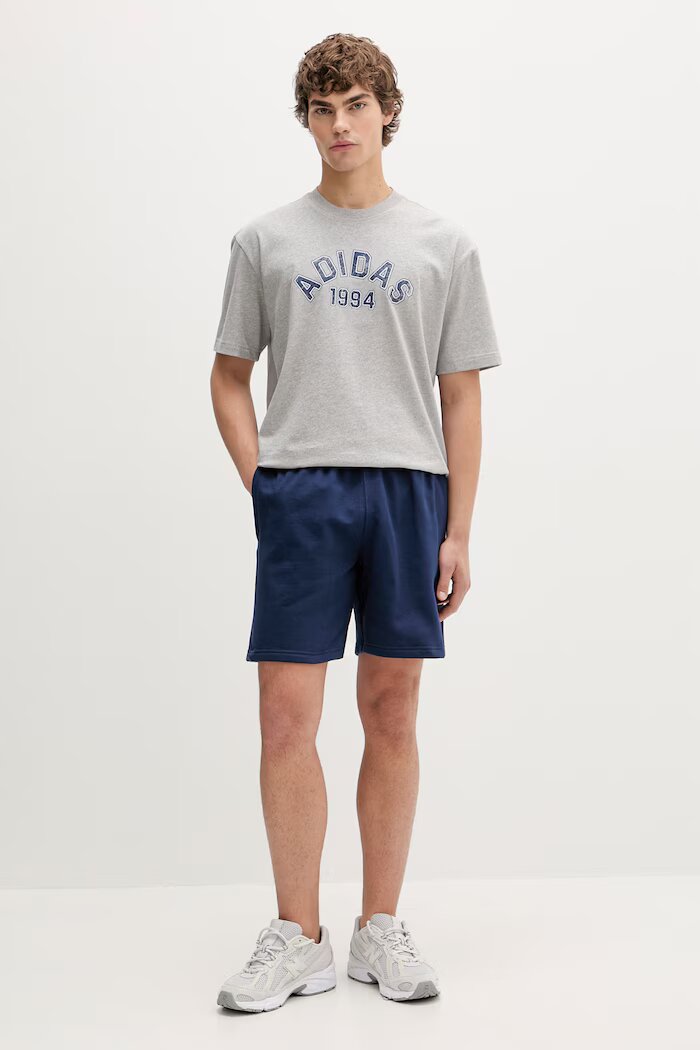 adidas Originals Памучна тениска в сиво с принт KE2251