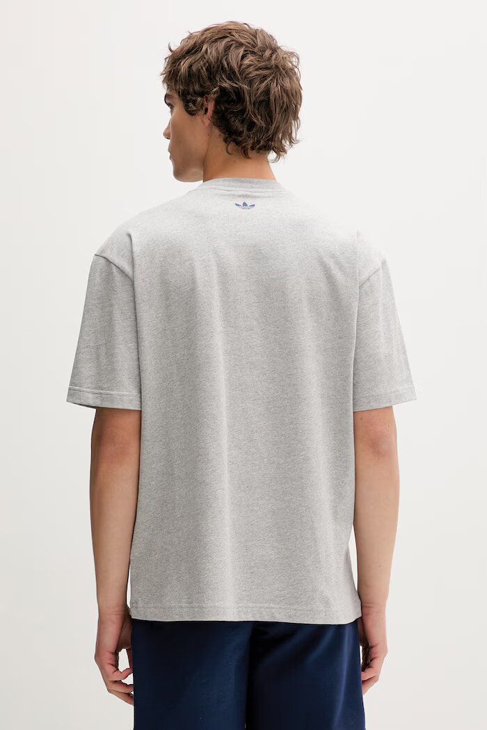 adidas Originals Памучна тениска в сиво с принт KE2251