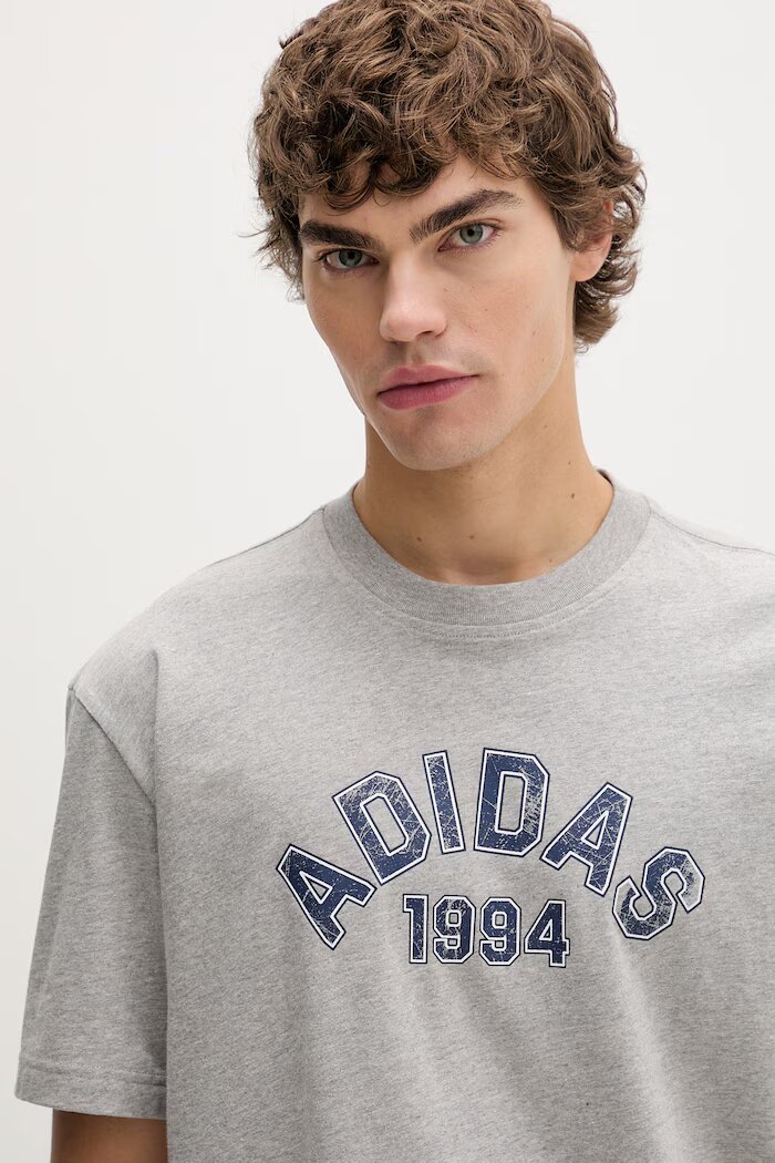 adidas Originals Памучна тениска в сиво с принт KE2251