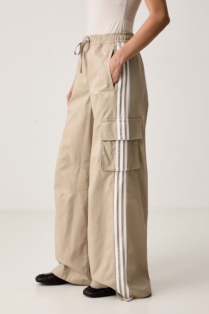 adidas Originals панталон карго дамски Firebird Adilenium бежов с висока талия KT0068