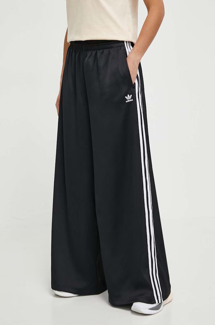adidas Originals Панталон Satin Wide Leg Track в черно с широка каройка висока талия IU2520