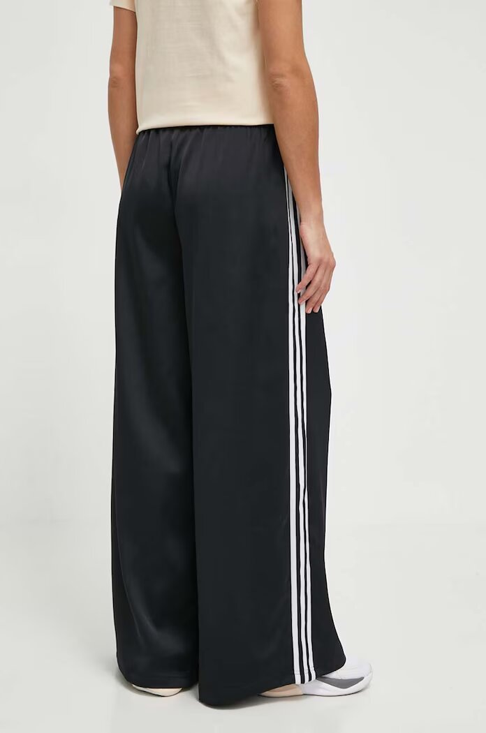 adidas Originals Панталон Satin Wide Leg Track в черно с широка каройка висока талия IU2520