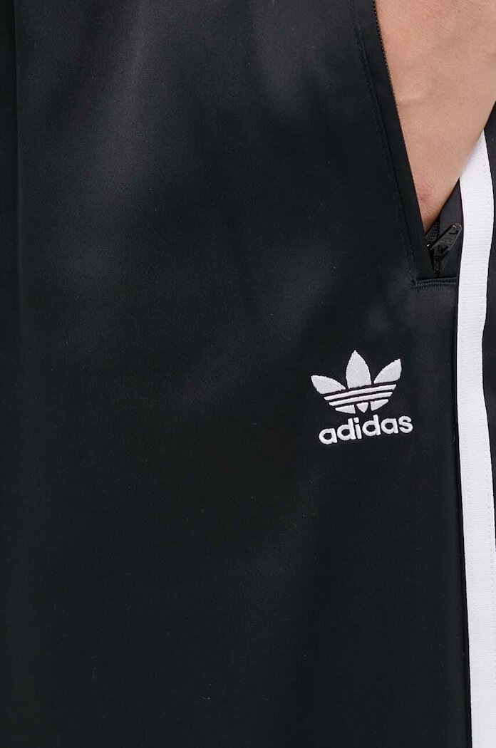 adidas Originals Панталон Satin Wide Leg Track в черно с широка каройка висока талия IU2520