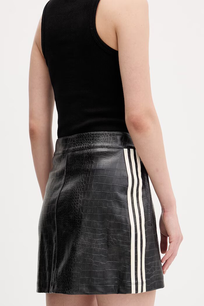 adidas Originals Пола в черно къса със стандартна кройка KE5034