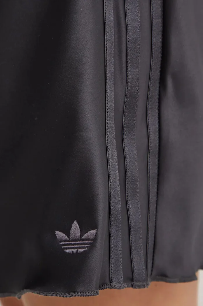 adidas Originals Рокля Femme Galore в черно къса разкроена JN3015