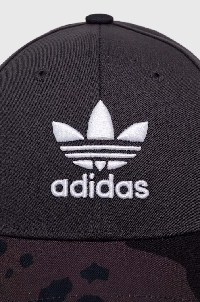 adidas Originals Шапка с козирка в черно с десен IU0039