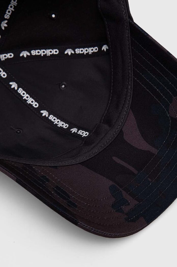 adidas Originals Шапка с козирка в черно с десен IU0039