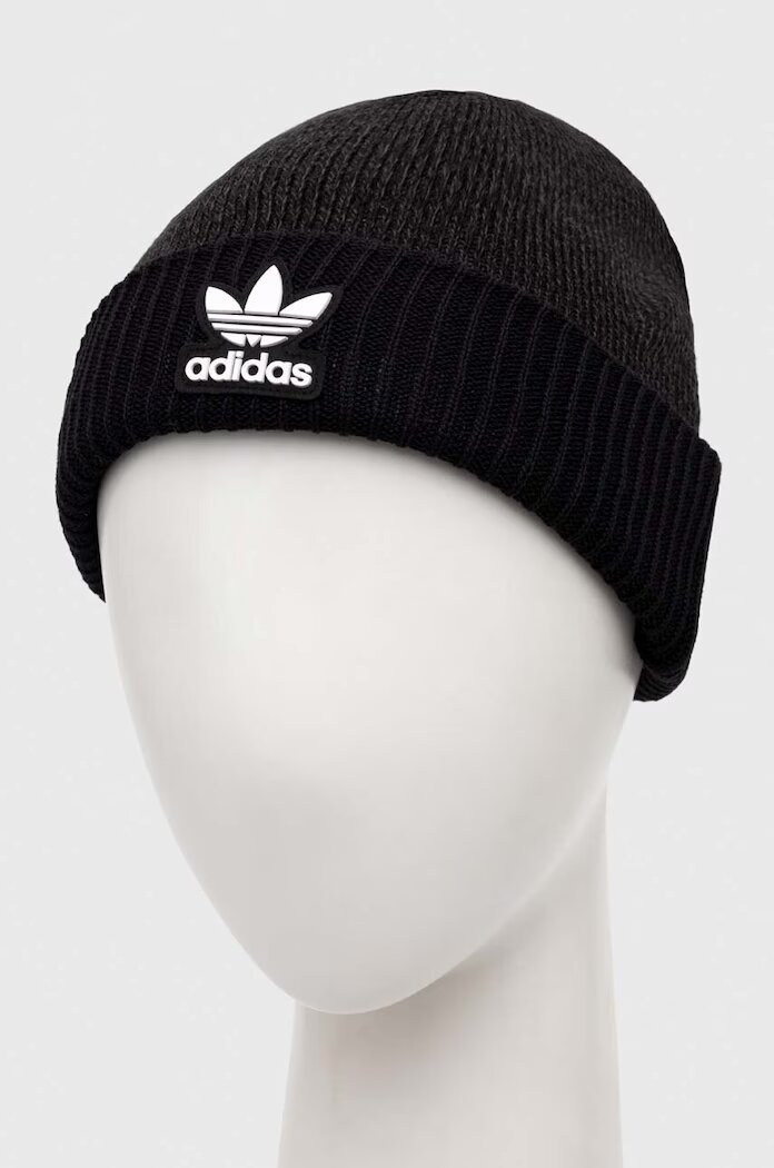 adidas Originals Шапка в черно с фина плетка