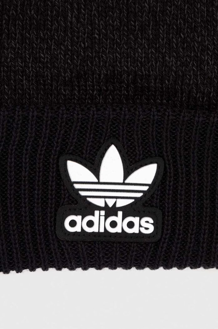 adidas Originals Шапка в черно с фина плетка