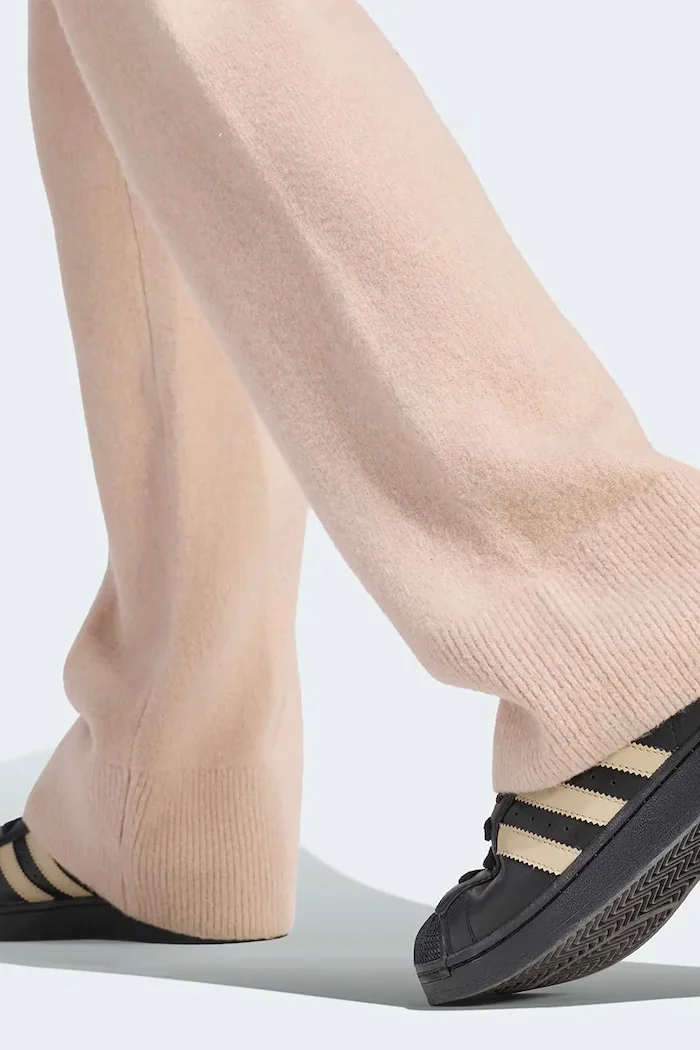 adidas Originals спортен панталон дамски Essentials Knit бежов със стандартна талия KR9180