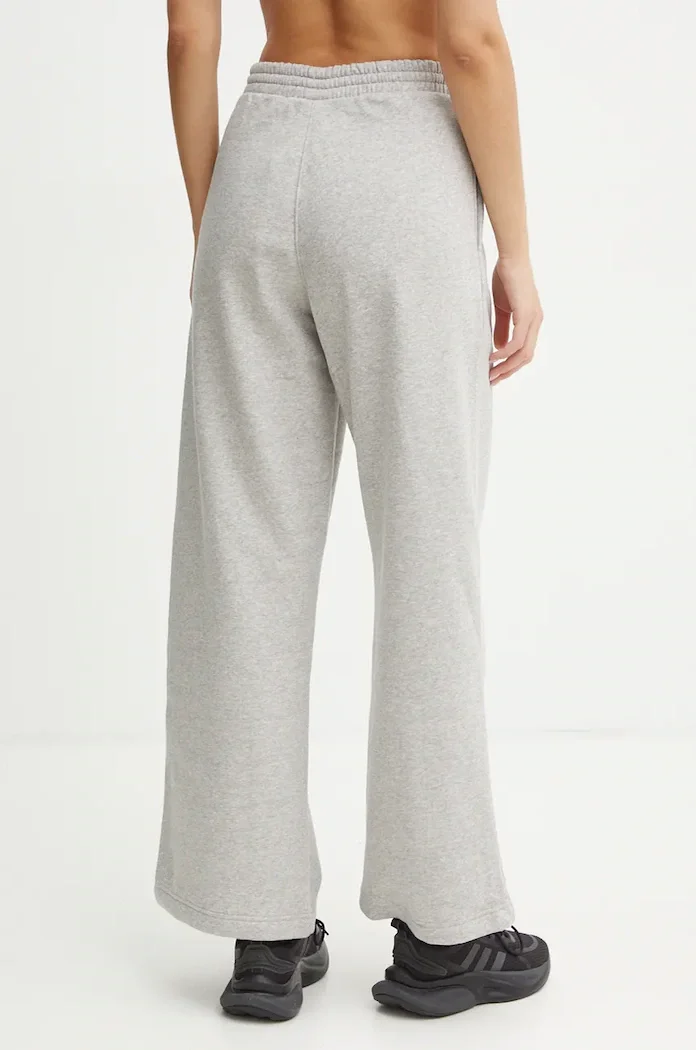 adidas Originals Спортен панталон Femme Galore Wideleg Fleece Pants в сиво с меланжов десен JN3028