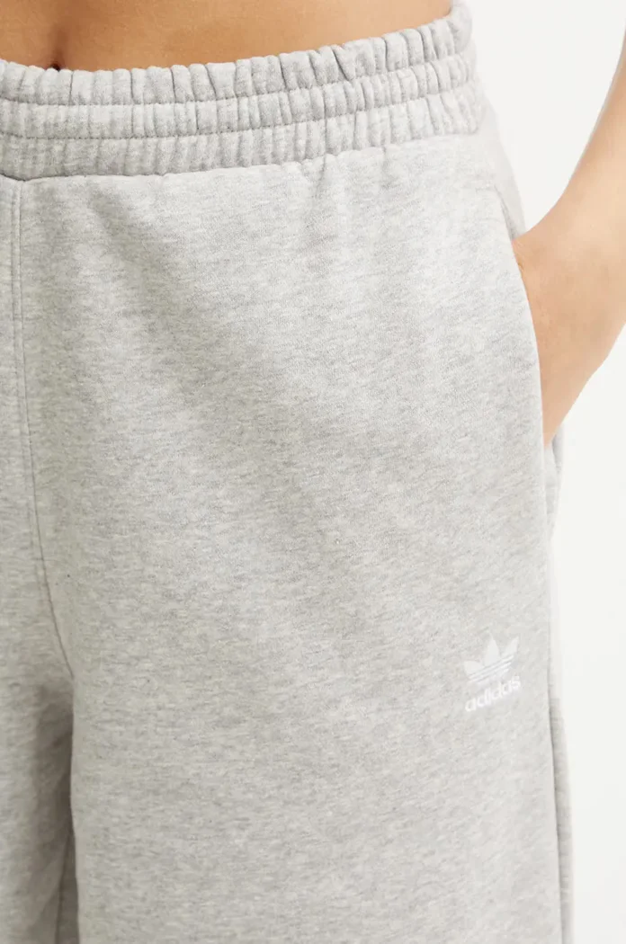 adidas Originals Спортен панталон Femme Galore Wideleg Fleece Pants в сиво с меланжов десен JN3028