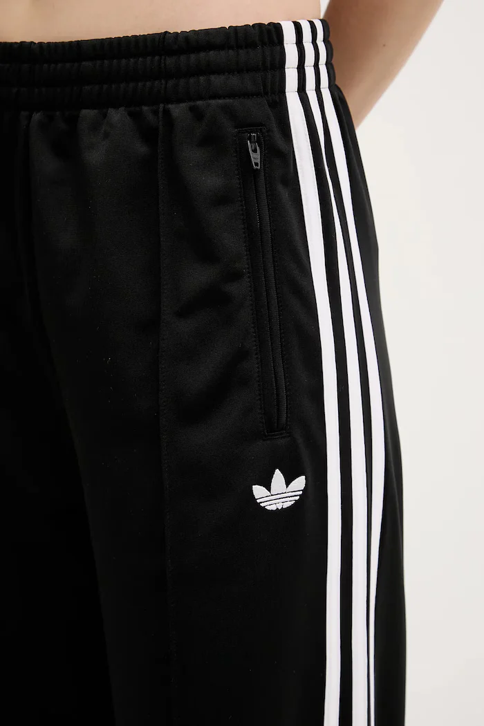 adidas Originals Спортен панталон Firebird в черно с апликация KD7976