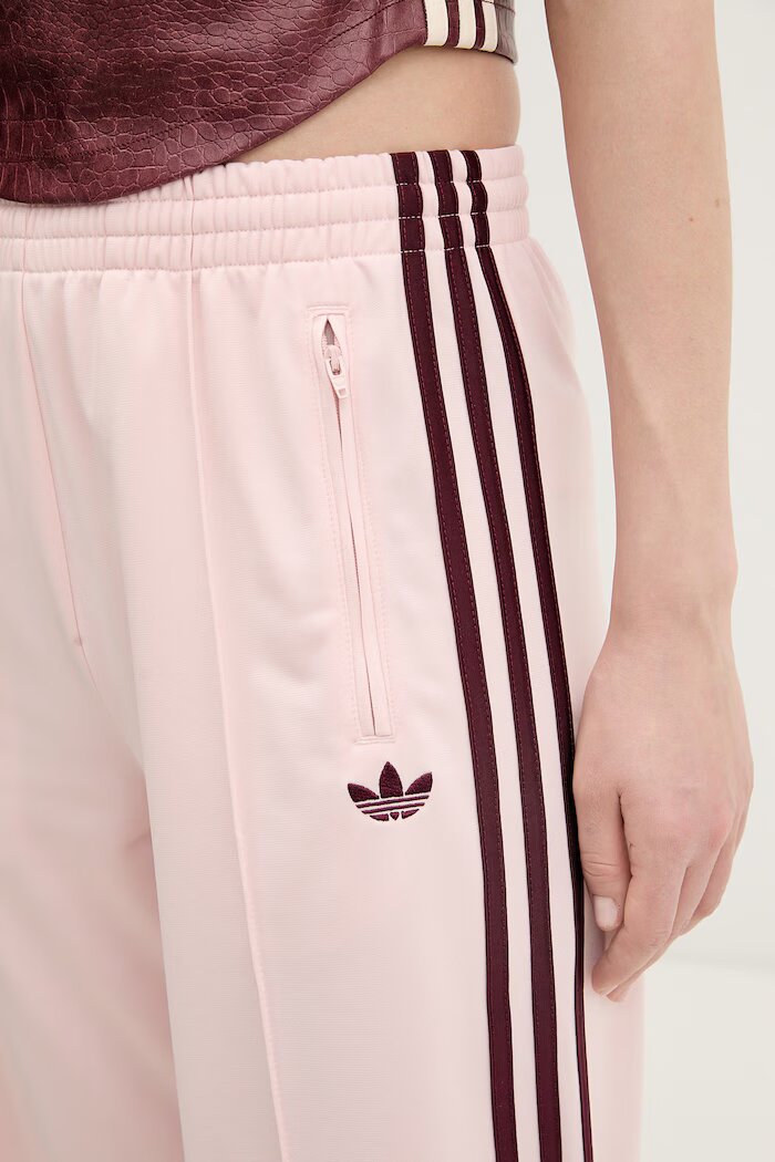 adidas Originals Спортен панталон Firebird в розово с апликация KG3702