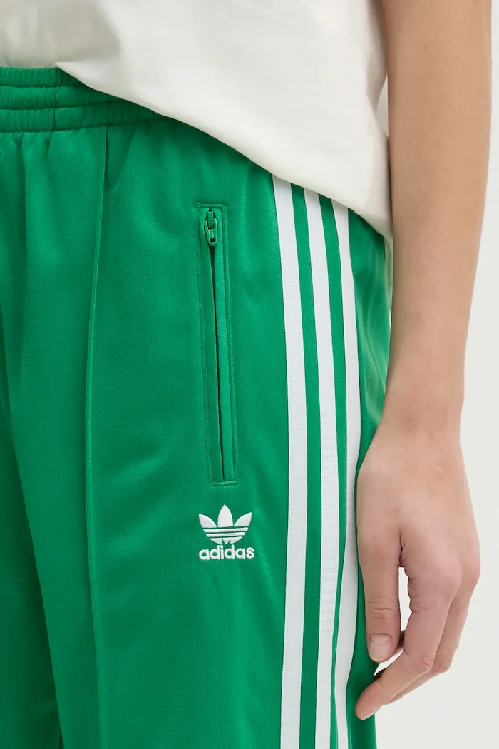 adidas Originals Спортен панталон Firebird в зелено с апликация JC8283