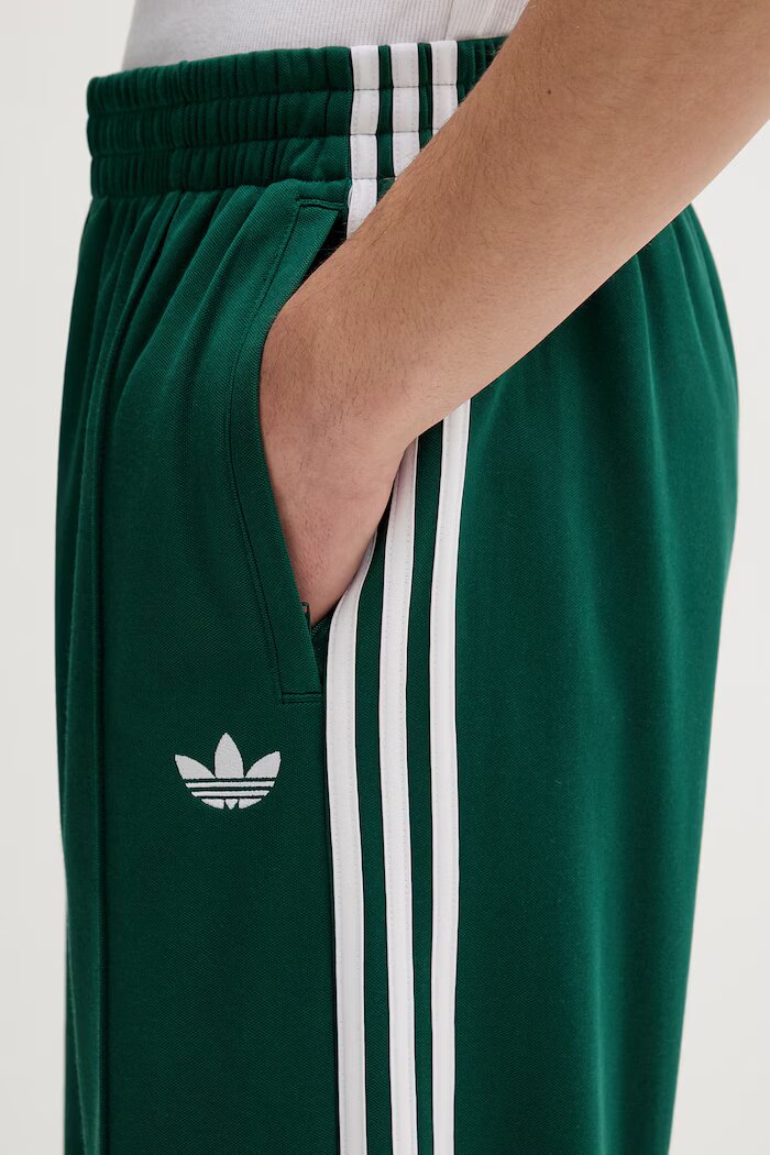 adidas Originals Спортен панталон мъжки в зелено с апликация KE3497