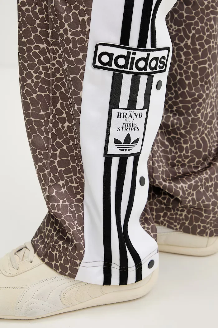 adidas Originals Спортен панталон в кафяво с десен KD8820