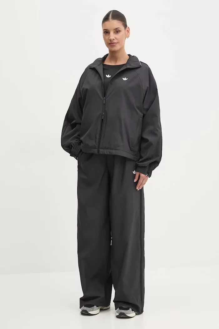 adidas Originals Спортен панталон WOVEN TP в черно с апликация JX9206