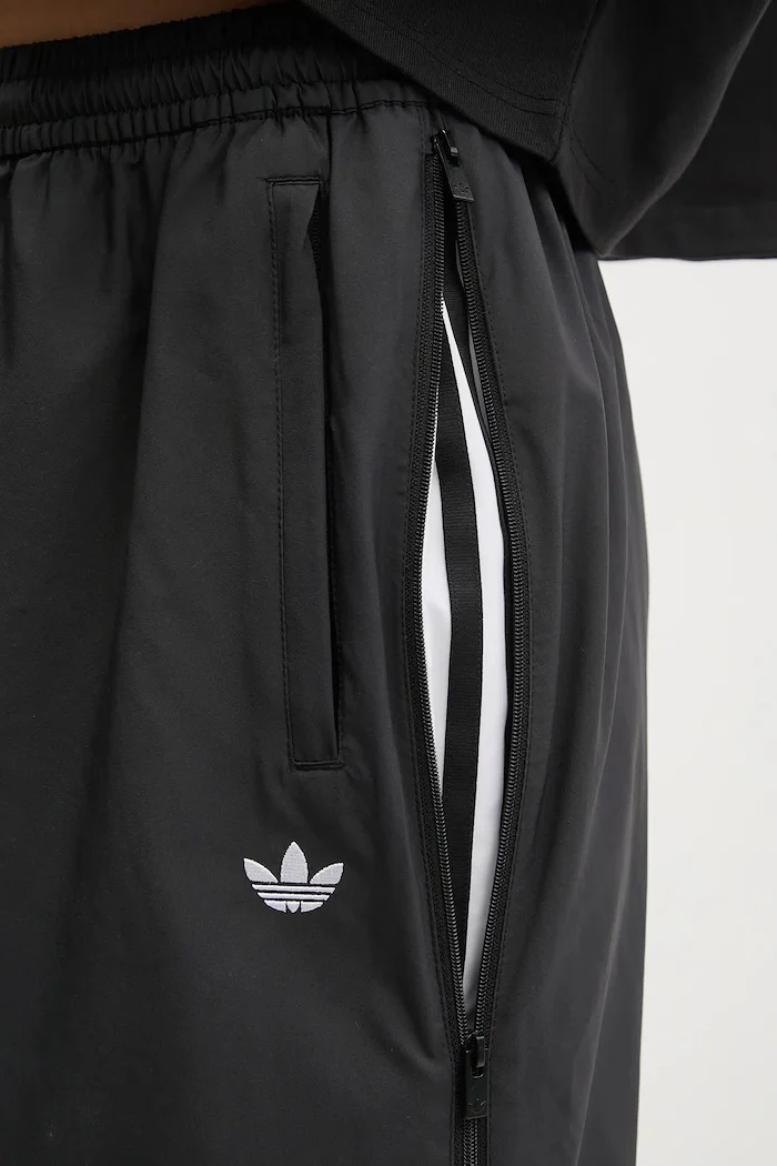 adidas Originals Спортен панталон WOVEN TP в черно с апликация JX9206