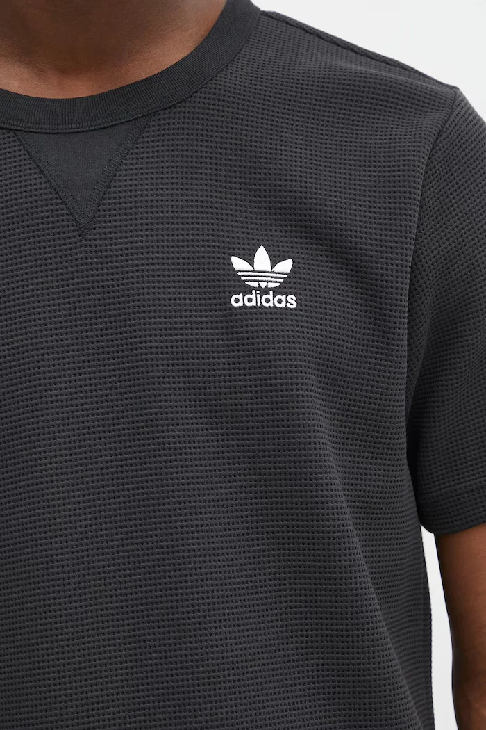 adidas Originals Тениска Essentials в черно с изчистен дизайн KA7767