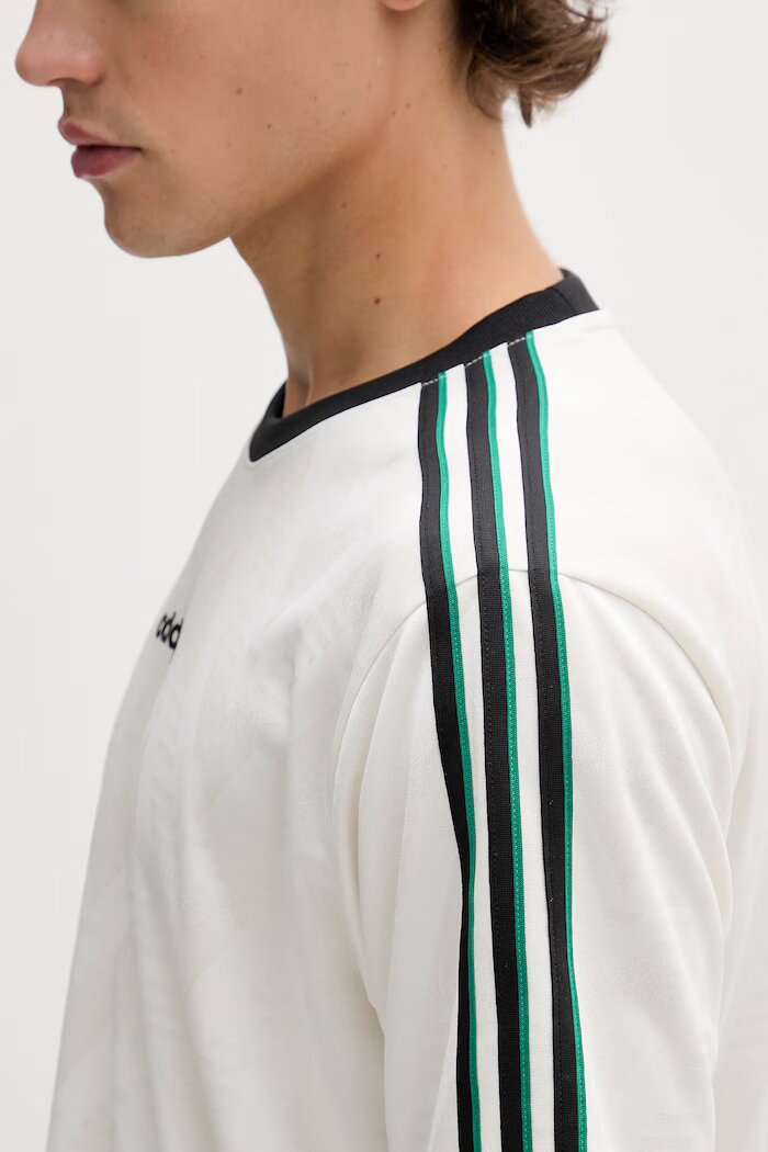 adidas Originals Тениска в бежово с апликация KE2139