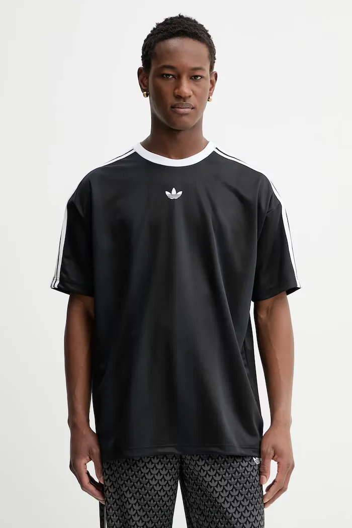 adidas Originals Тениска в черно с апликация KD5830