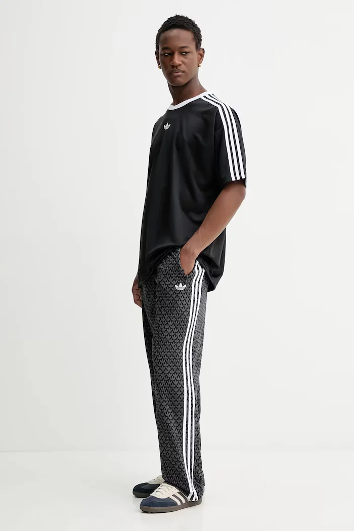 adidas Originals Тениска в черно с апликация KD5830