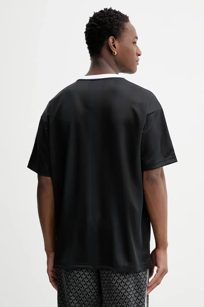 adidas Originals Тениска в черно с апликация KD5830