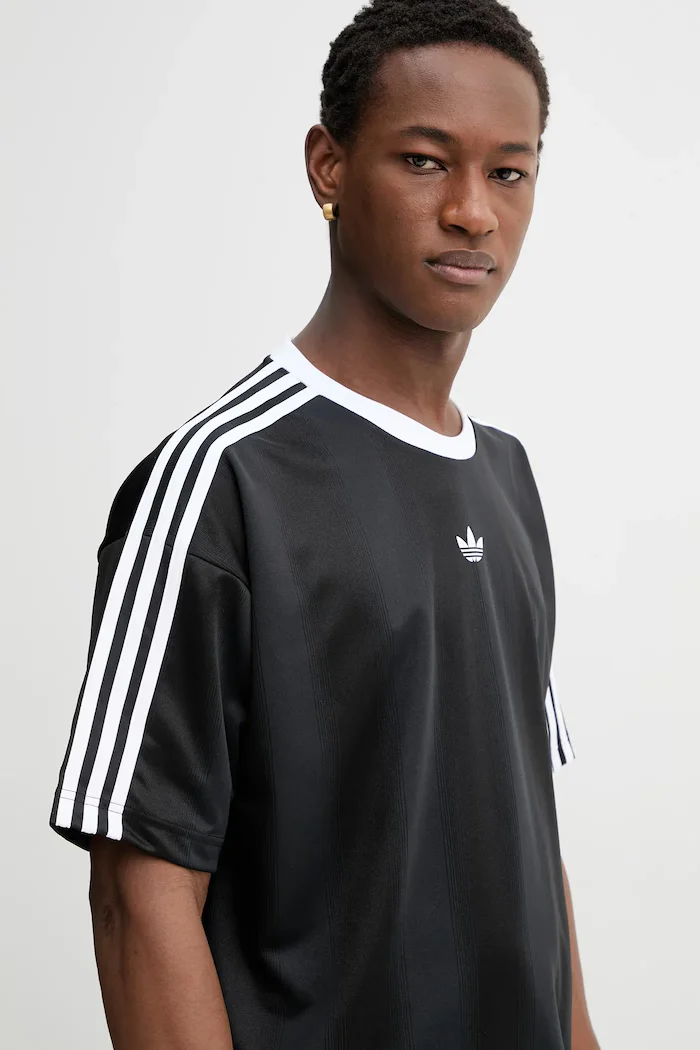adidas Originals Тениска в черно с апликация KD5830