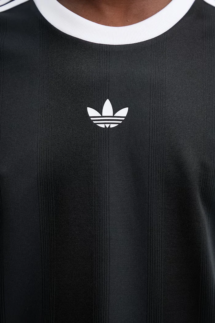 adidas Originals Тениска в черно с апликация KD5830