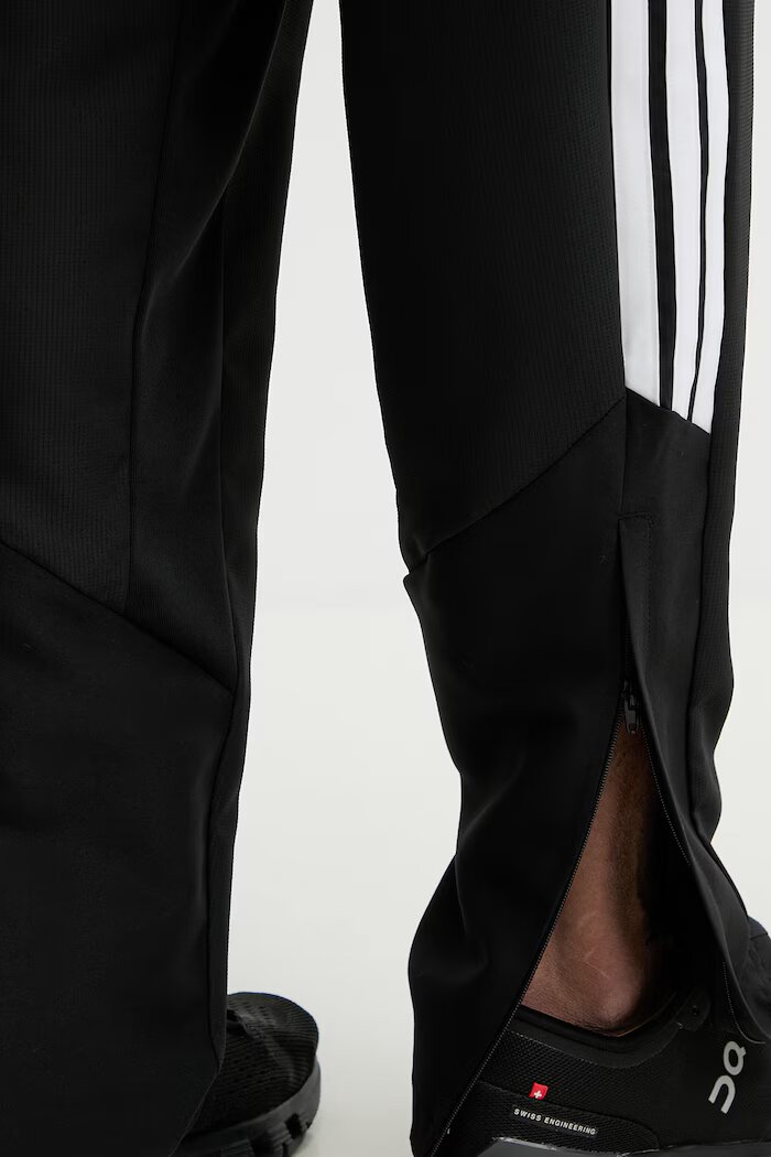 adidas Performance Панталон за трениране Tiro26 в черно с апликация JZ9046