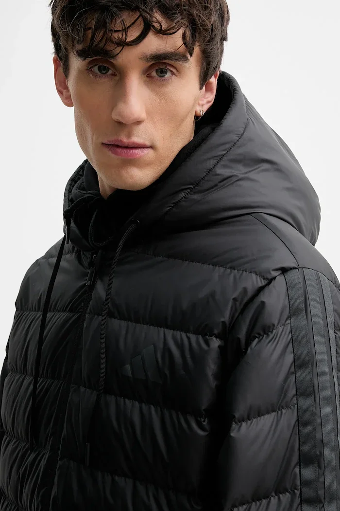 adidas Пухено яке Essentials Climawarm в черно преходен модел JM4061