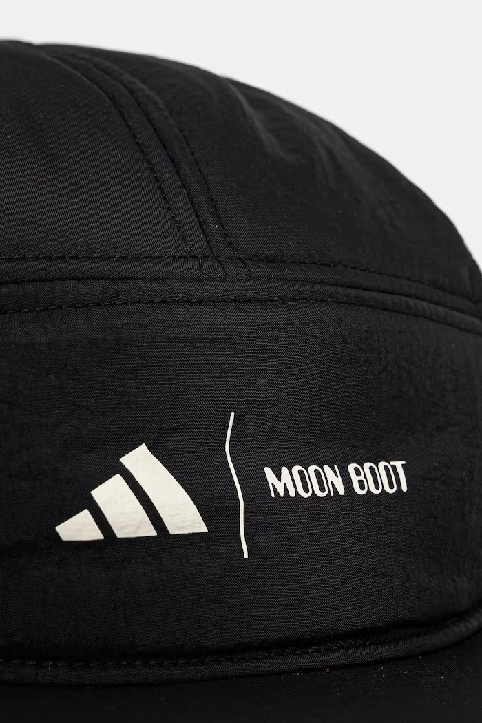 adidas Шапка с козирка x Moon Boot в черно с принт JE1943