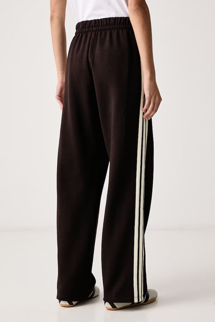 adidas спортен панталон дамски с памук Essentials кафяв с висока талия KX0790