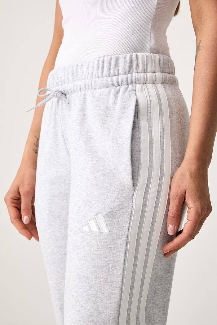 adidas спортен панталон дамски с памук Essentials сив със стандартна талия JD5311