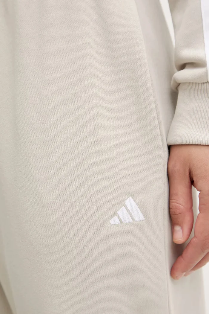 adidas Спортен панталон Essentials в бежово с изчистен дизайн JC8305