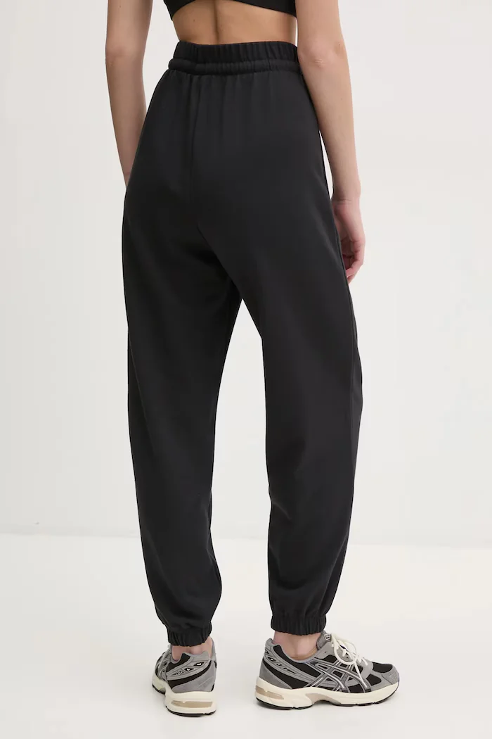 adidas Спортен панталон Essentials в черно с изчистен дизайн JD7999