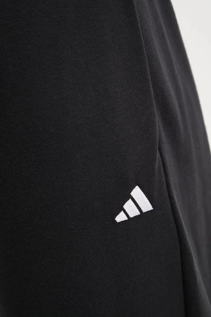 adidas Спортен панталон Essentials в черно с изчистен дизайн JD7999