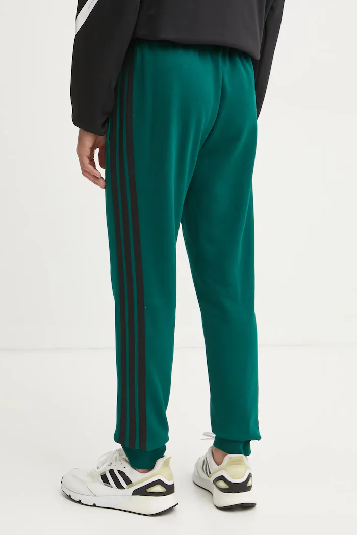 adidas Спортен панталон Essentials в зелено с десен JD1860