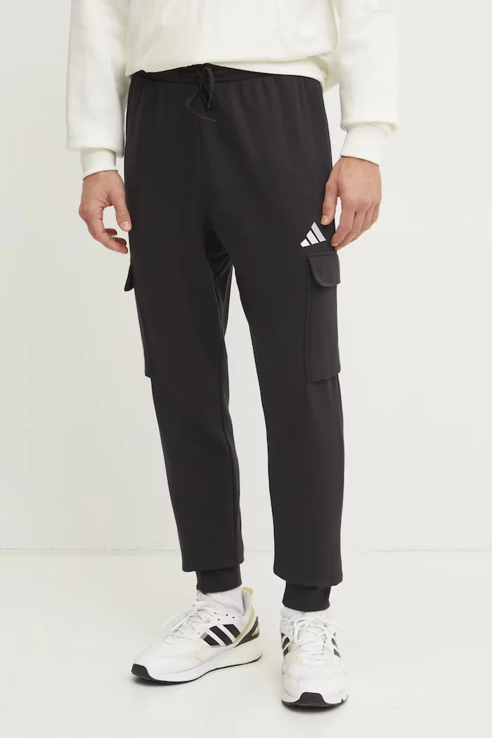 adidas Спортен панталон Feelcozy в черно с изчистен дизайн JE3820