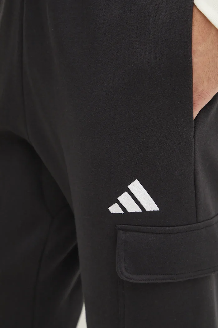 adidas Спортен панталон Feelcozy в черно с изчистен дизайн JE3820