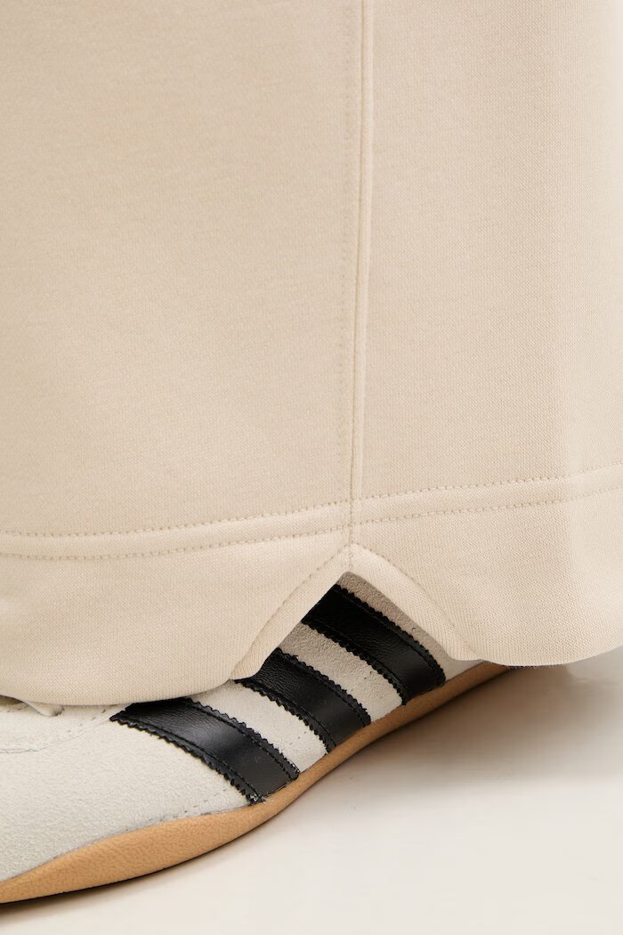 adidas Спортен панталон в бежово с изчистен дизайн JY7796