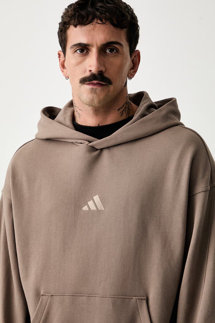 adidas суичър с качулка мъжки от памук кафяв KW2308