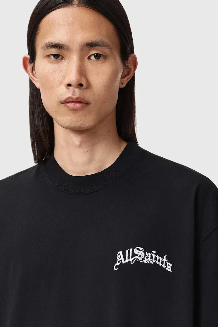 AllSaints Памучна тениска DESCENT в черно с принт M044PD