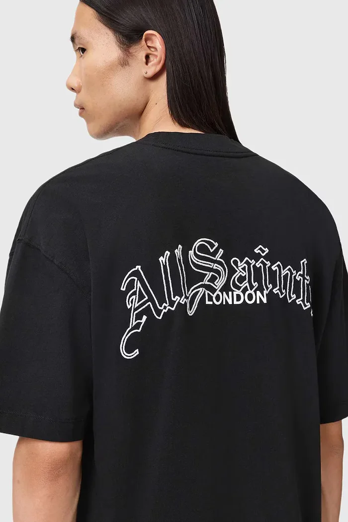 AllSaints Памучна тениска DESCENT в черно с принт M044PD